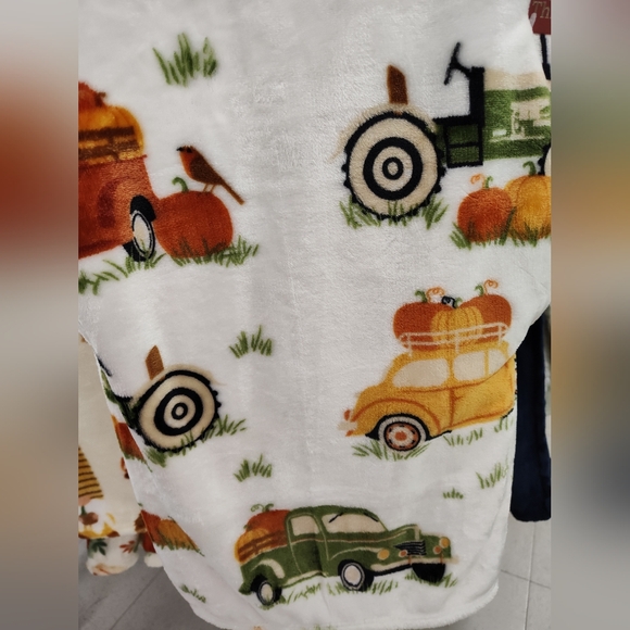 Signature Throw Blanket 50" x 70" Or 60x70" Holiday Cozy Soft CHOOSE NEW - Picture 7 of 8